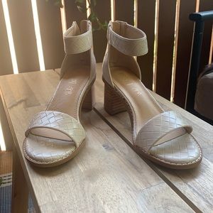 Beige shoe with wood heel and ankle strap